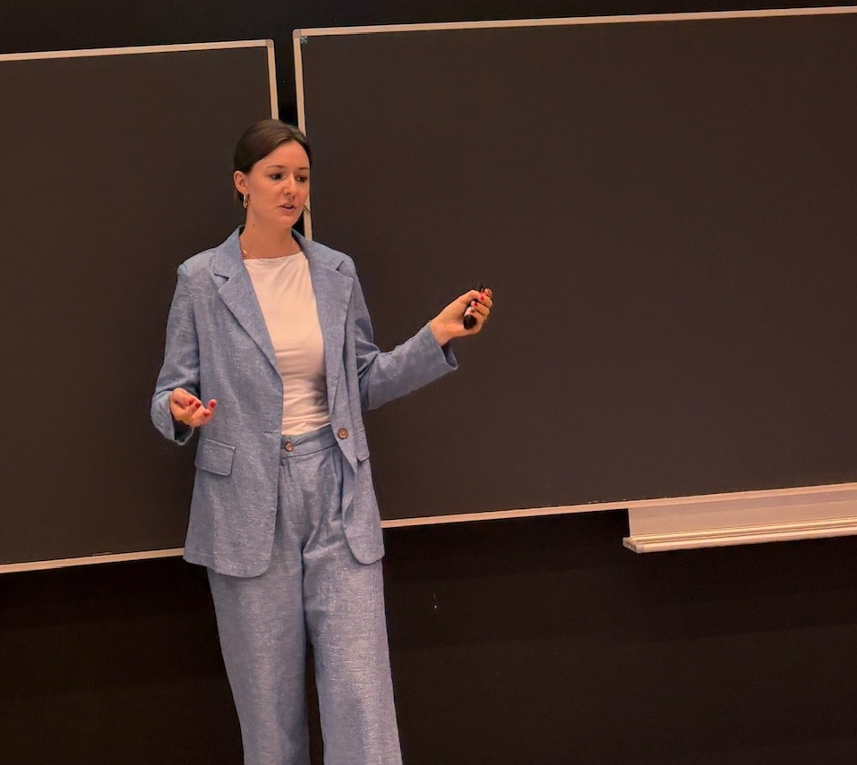 Ella tijdens haar verdediging op de TU Delft